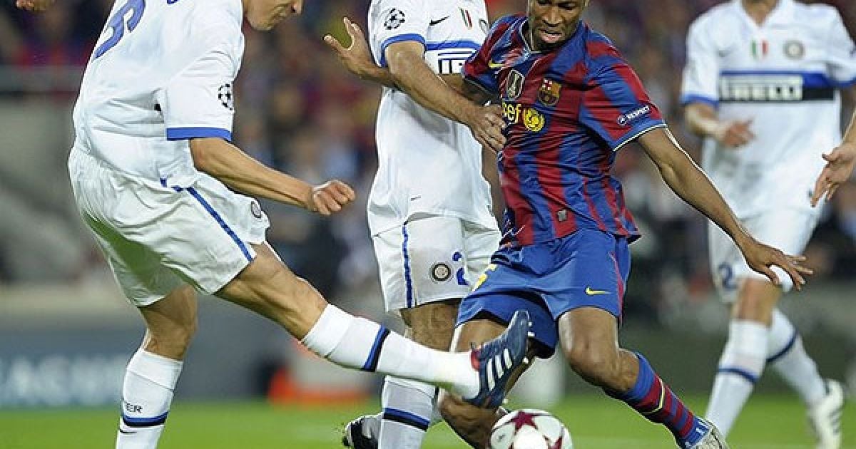Півзахисник "Барселони" Сейду Кейта один проти трьох "інтерівців": Лусіо, Самуеля та Чіву. / © AFP