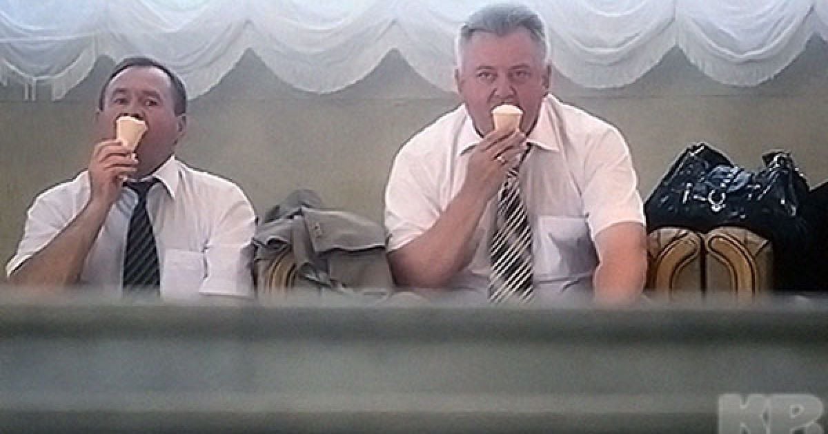 Послухати президента зібралися народні депутати, які після засідання Верховної ради автобусами прибули до палацу "Україна". / © kp.ua