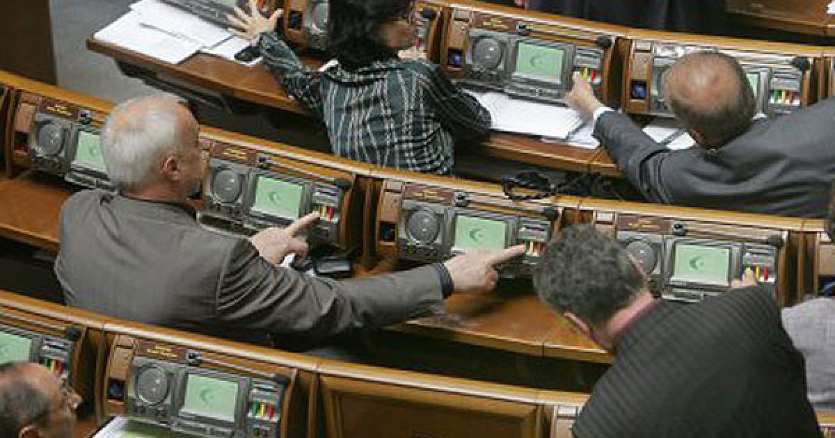 Верховна рада прийняла закон, який забороняє судами зупиняти акти Ради, президента України та Вищої ради юстиції. / © УНІАН
