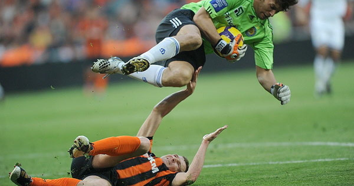 Голкіпер "Динамо" Шовковський перелітає через "гірника". / © ФК "Шахтар"