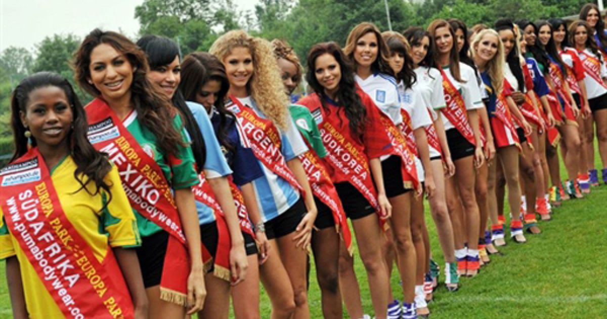 На честь Чемпіонату Світу у німецькому місті Руст обрали Міс Чемпіонату Світу. У фіналі конкурсу взяли участь 32 красуні з країн-фіналістів ЧС. / © AFP