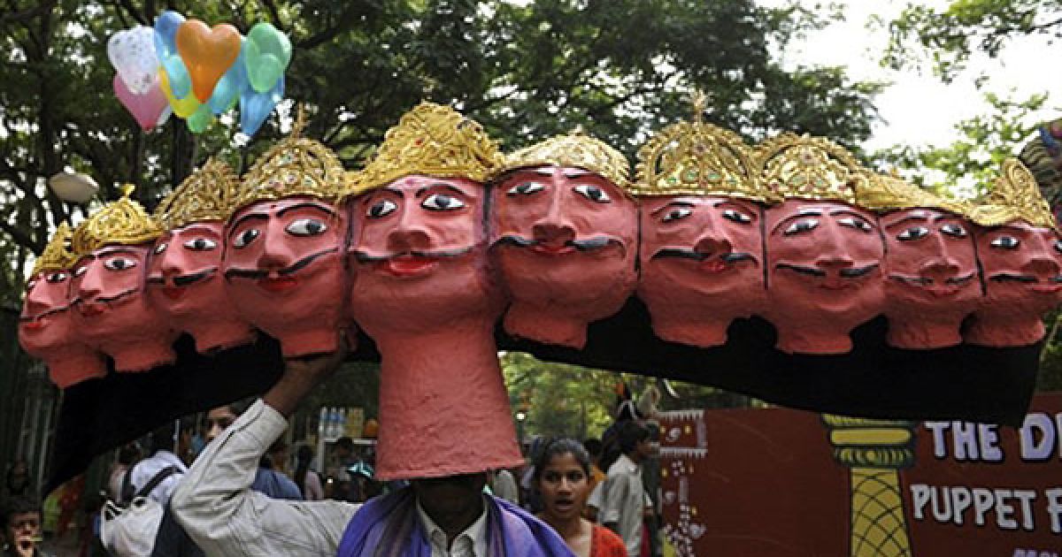 Індія, Бангалор. Чоловік, одягнений у величезну лялькову маску, під час мітингу у Бангалорі. Мітинг був організований з метою підвищення інформованості населення про вмираючі місцеві традиції лялькових вистав і лялькове мистецтво. / © AFP