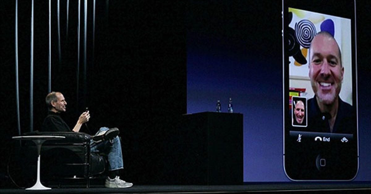 Пристрій оснащується фотокамерою з світлодіодним спалахом, камерою для відеозв'язку, слотом для карт пам'яті microSD, а також додатковим мікрофоном для придушення шуму. / © AFP