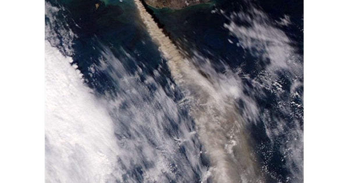 На фотографії, наданій NASA, видно ісландський фулкан Ейяфьятлайокудль, який продовжує викидати густий шлейф попелу і пари. Хмара вулканічного попелу з Ісландії все ще викликає затримки у повітряному русі у європейських країнах. / © AFP