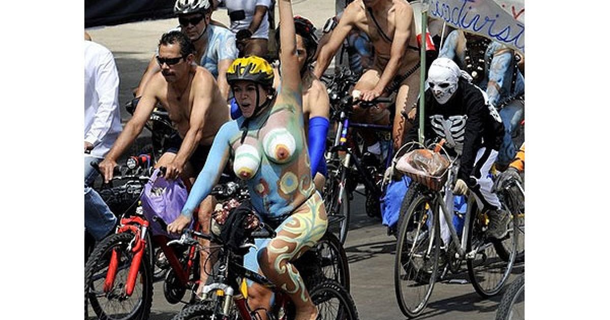 Учасники голих велопробігів "World Naked Bike Ride" виступають проти забруднення навколишнього середовища, агресивних водіїв і залежності від нафти. / © AFP