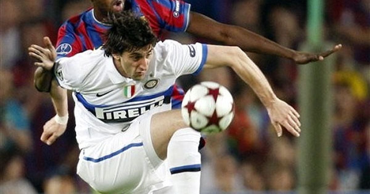 Півзахисник "Барселони" Яя Туре веде боротьбу за м’яч з форвардом "Інтера" Дієго Альберто Міліто. / © daylife.com