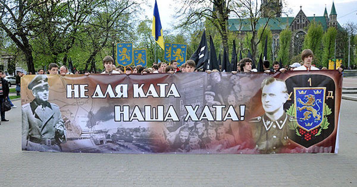 Близько двох тисяч молодих націоналістів 28 квітня пройшлись містом, в руках вони несли прапори, на щитах – золотих дивізійних левів – символіку воїнів "Галичини", а також величезний банер "Не для ката – наша хата". / © Opir.Info