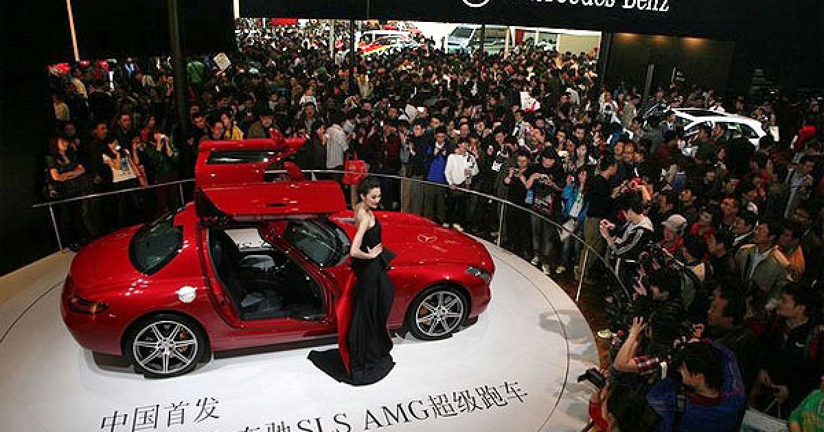 Світова прем’єра Mercedes-Benz SLS AMG на пекінському автосалоні. / © Getty Images/Fotobank