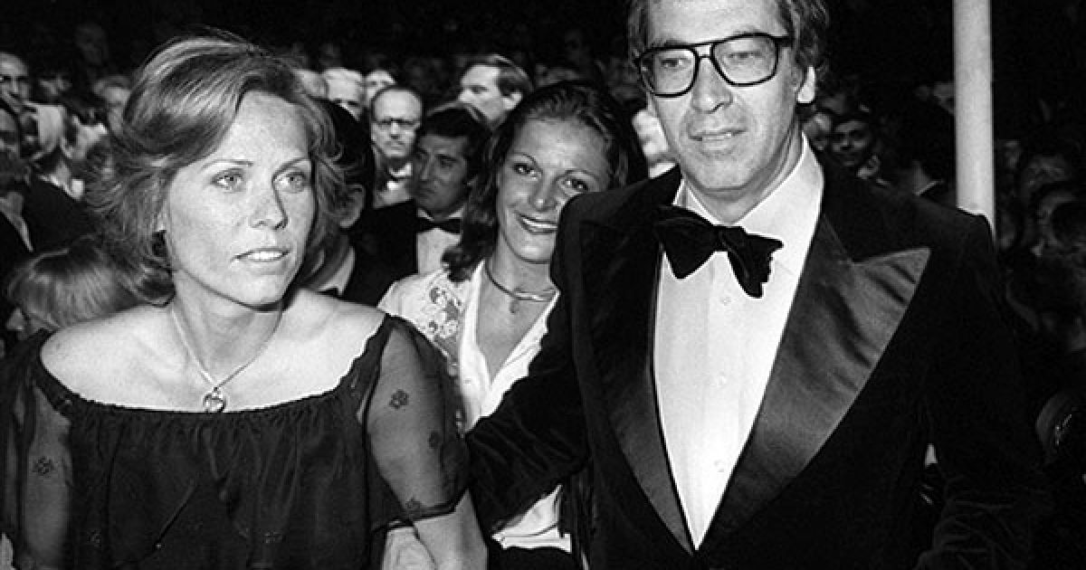 1975 рік. Французький режисер Роже Вадім і його дружина Кетрін Шнейдер 16 травня 1975 року прибули на перегляд фільму Мікеланджело Антоніоні "Професія репортер" на Каннському кінофестивалі. / © AFP