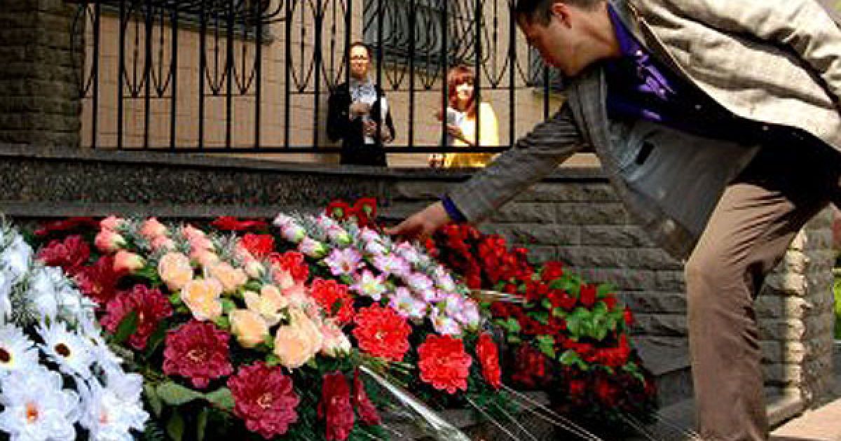Учасники акції протесту поклали квіти та вінки до райвідділу міліції, в якому загинув студент Ігор Індило. / © УНІАН