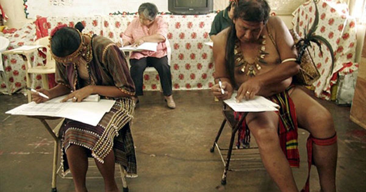 Філіппіни. Представник корінного населення у традиційному "костюмі" голосує на виборчій дільниці. У країні пройшли національні вибори, фаворитом яких є Беніньо Акіно. / © AFP