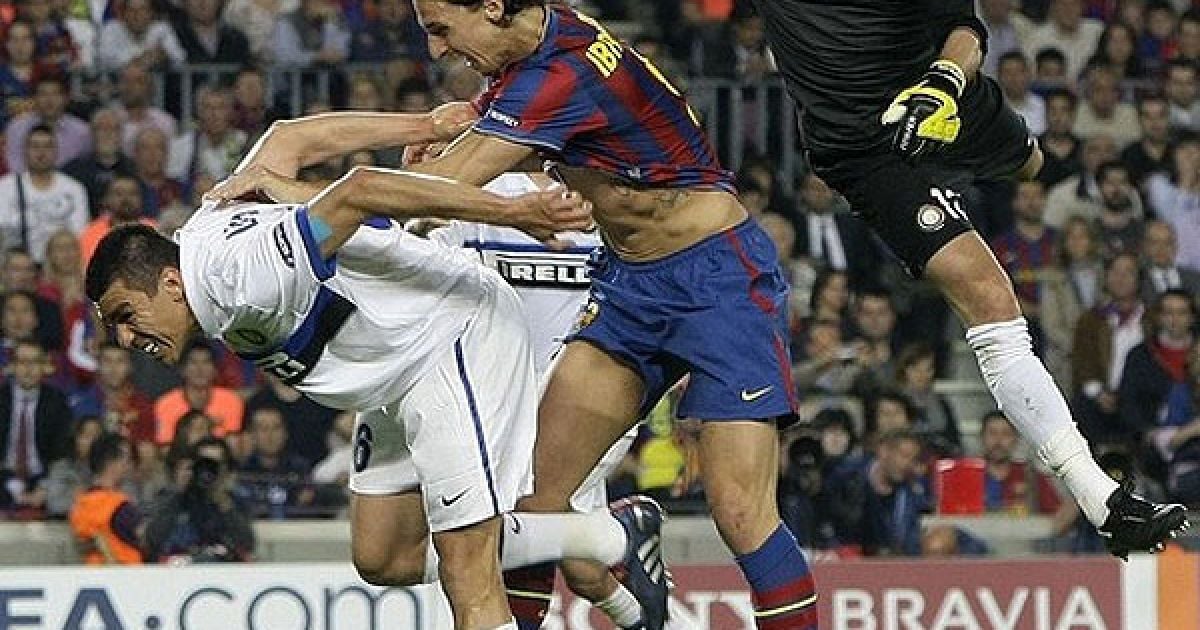 Гра утрьох: Лусіо ("Інтер"), Ібрагімович ("Барселона") і голкіпер "Інтера" Жуліо Сезар. / © daylife.com