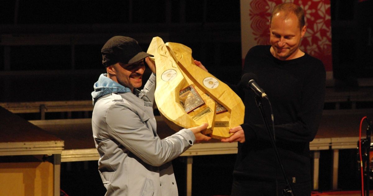 Олександр Ярмола з Гайдамаків та представник гурту Voo Voo Maciek Proliński отримали нагороду