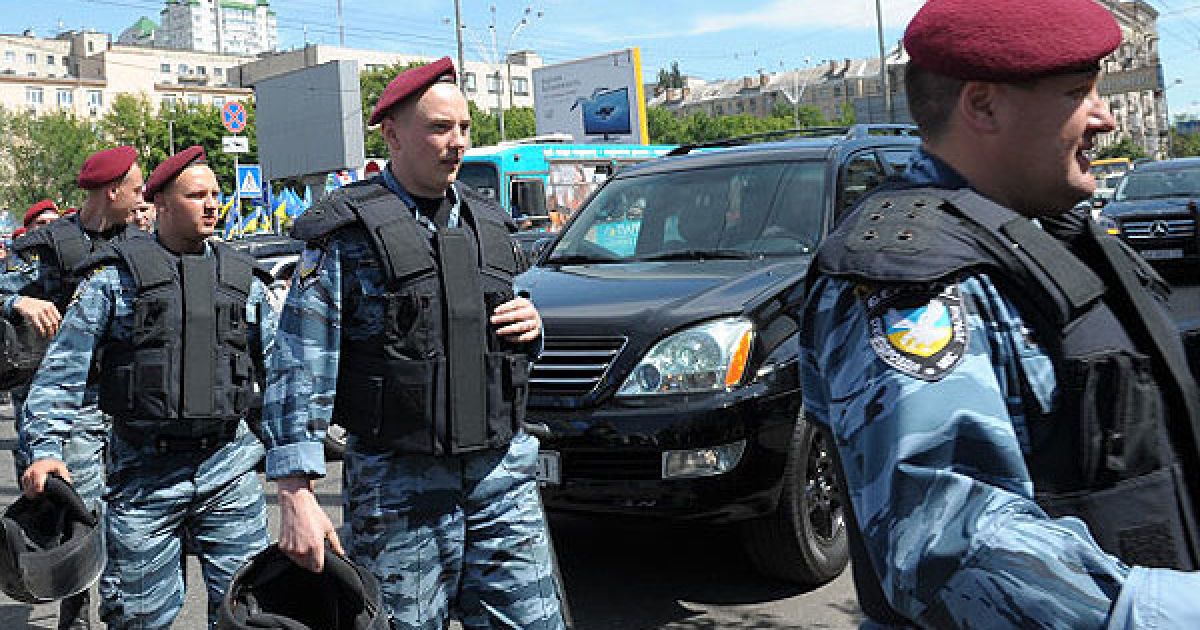 Опозиціонери з партії "За Україну" опинилися в щільному кільці міліціонерів перед палацом "Україна". / © zaukrainu.org