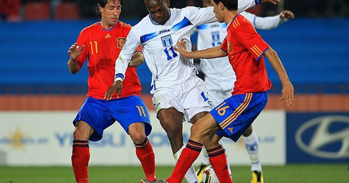 Іспанці затиснули Давіда Суазо / © AFP