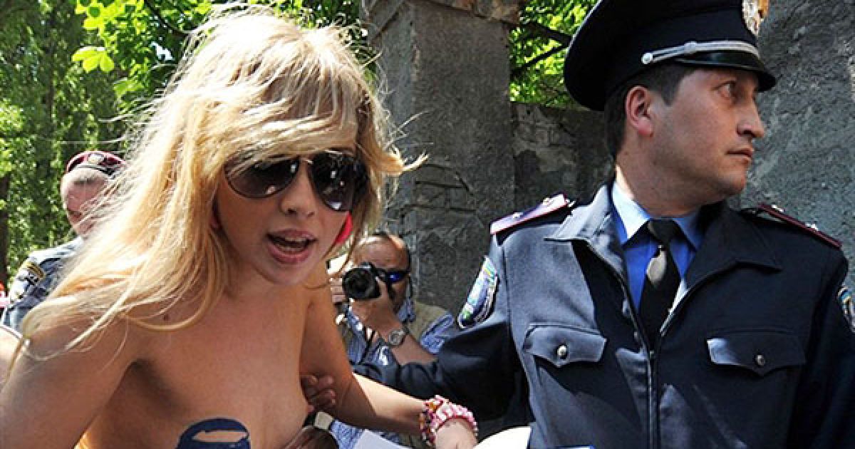 Співробітники міліції затримали активісток руху FEMEN ще до початку акції, коли вони в одному з провулків недалеко від посольства готувалися до акції / © AFP