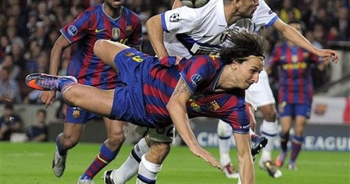 У польоті - Златан Ібрагімович ("Барселона"). / © daylife.com