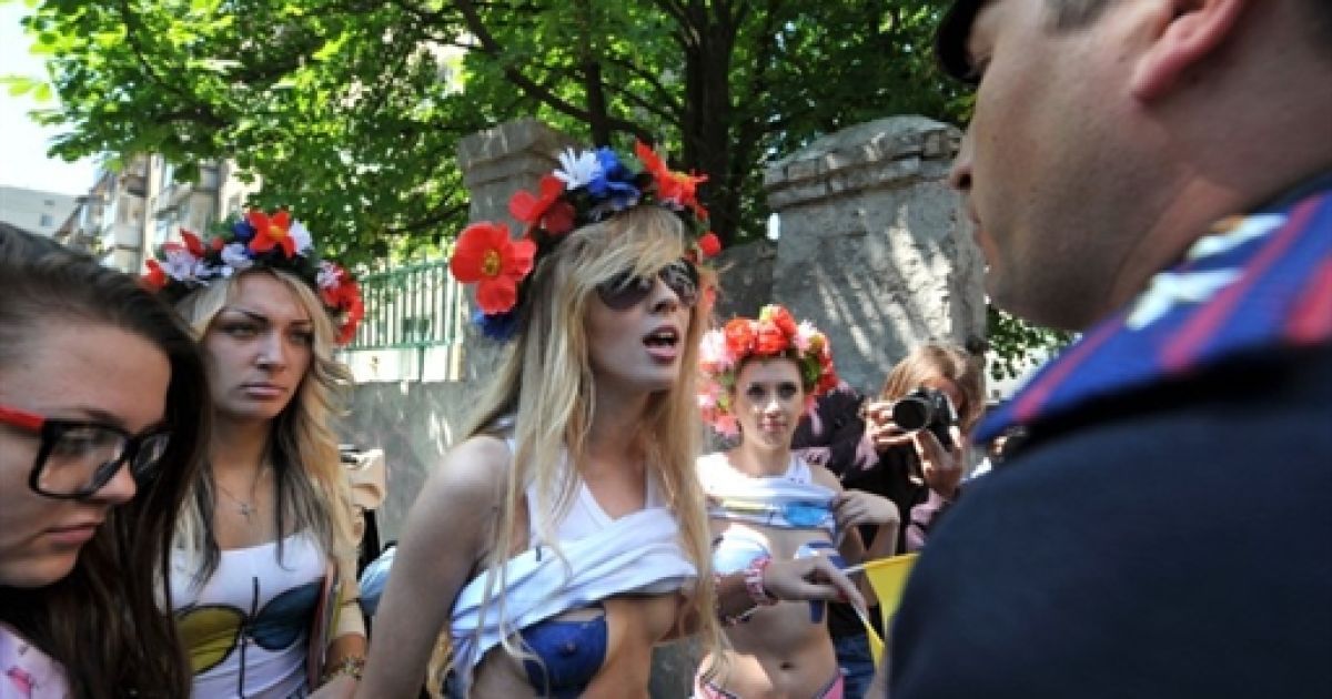 Груди, пофарбовані у синій колір повинні були символізувати "сині відерця". / © AFP