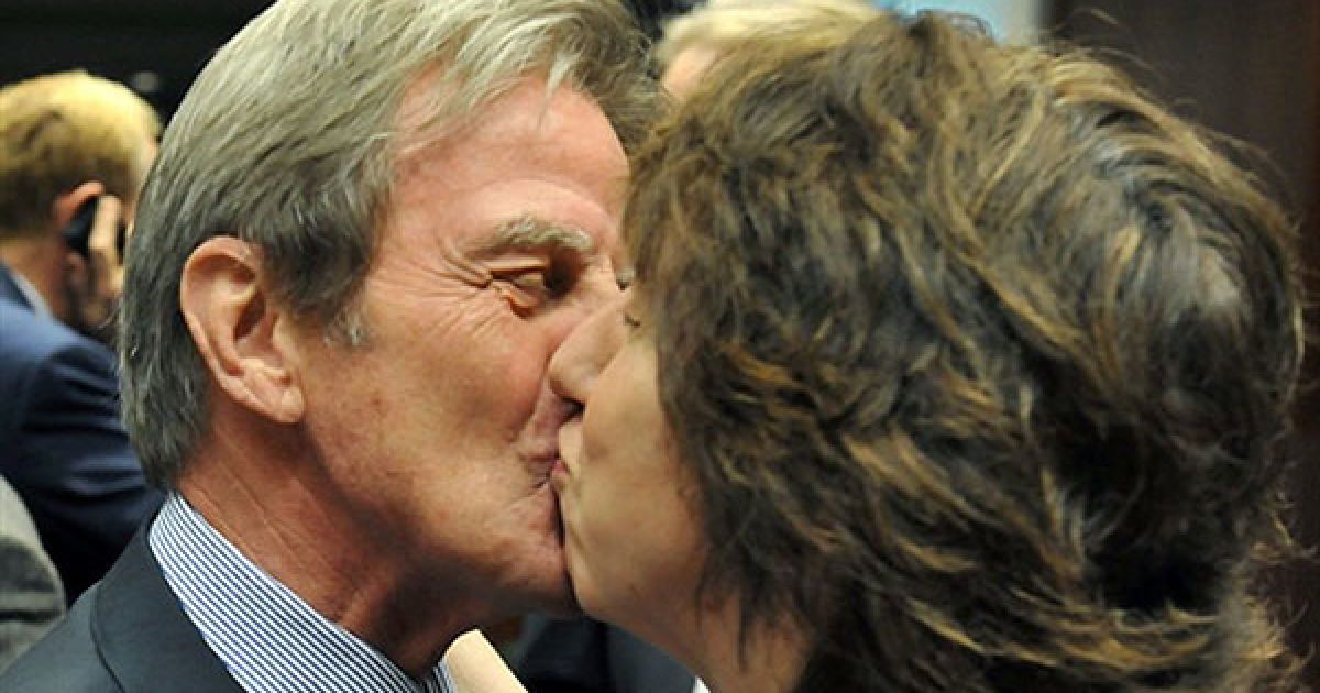 Бельгія, Брюссель. Міністр закордонних справ Франції Бернар Кушнер цілує секретаря ЄС з міждународних справ і зовнішньої політики Кетрін Ештон. / © AFP