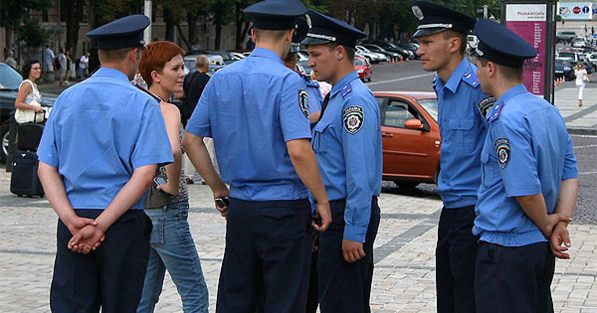 Правоохоронці розмовляють із лідером жіночого руху FEMEN Ганною Гуцол / © Жіночий рух FEMEN