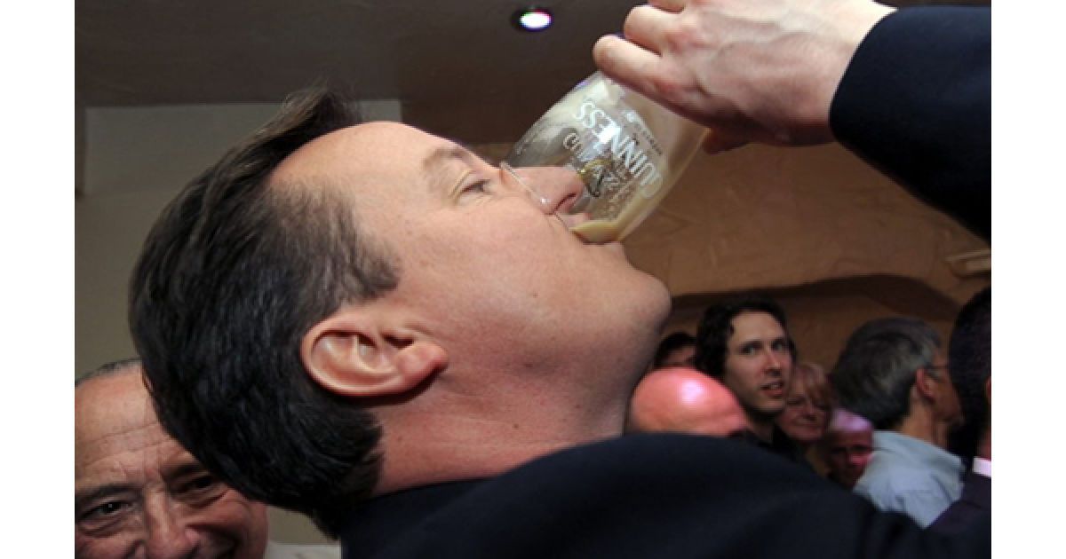 Бристоль. Голова Консервативної партії Британії Девід Кемерон допиває келих пива під час теледебатів між головами основних партії Британії. За результатами опитування, Кемерон отримав перемогу у дебатах. / © AFP