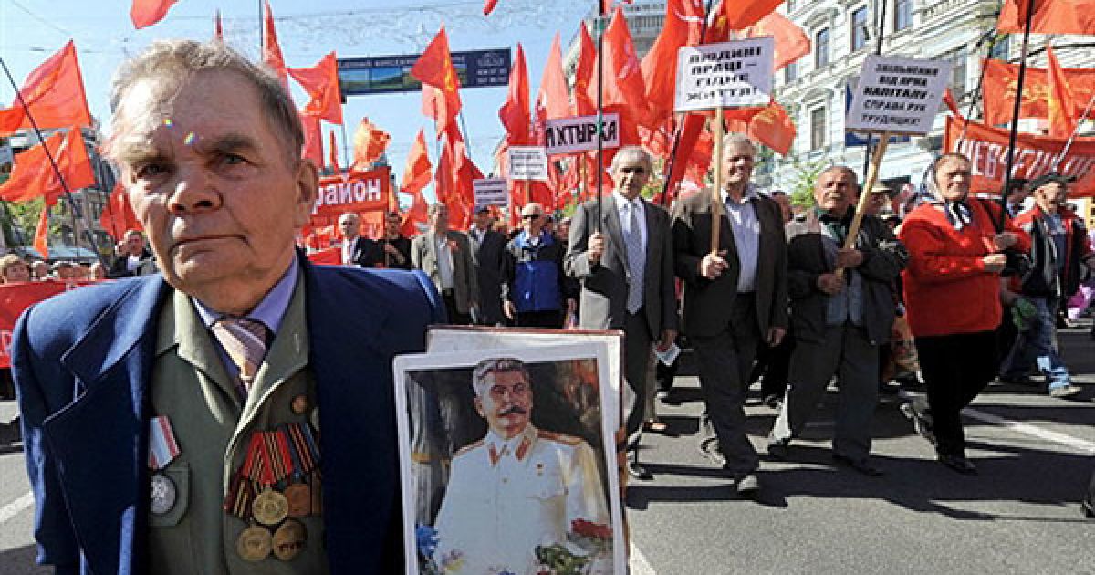 Прихильники КПУ несли також портрети колишніх лідерів СРСР. / © AFP