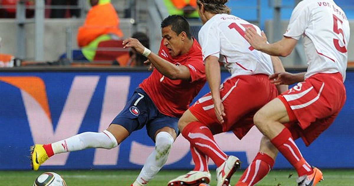 Санчес обводить гравців збірної Швейцарії / © Getty Images/Fotobank