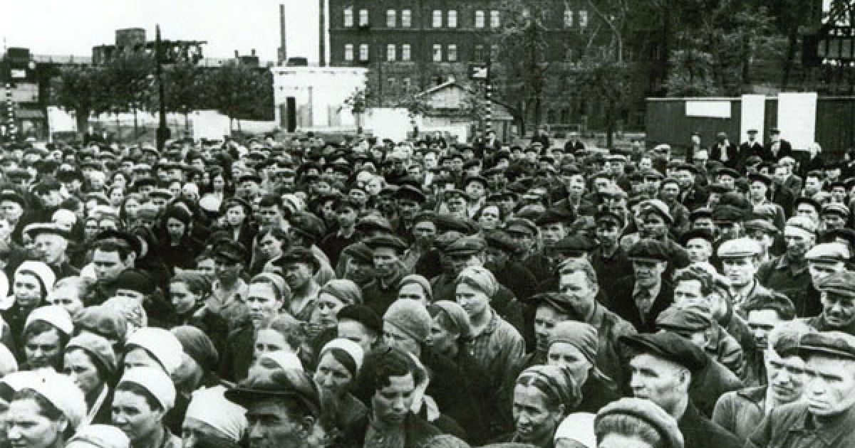 Працівники заводу "Серп і Молот" слухають повідомлення Радянського інформбюро про напад фашистської Німеччини на Радянський Союз, Москва, 21 червня 1941 року.