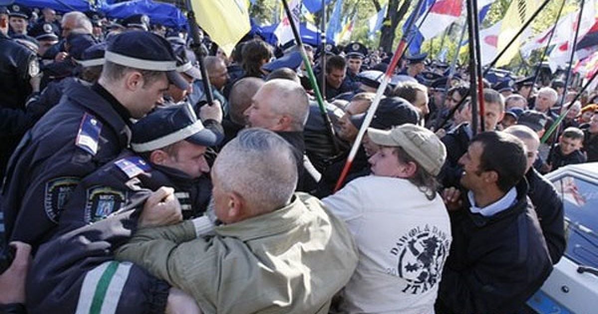 Під Верховною радою зібрався кількатисячний мітинг проти ратифікації угоди щодо продовження терміну перебування російського флоту в Криму ще на 25 років. / © Сегодня