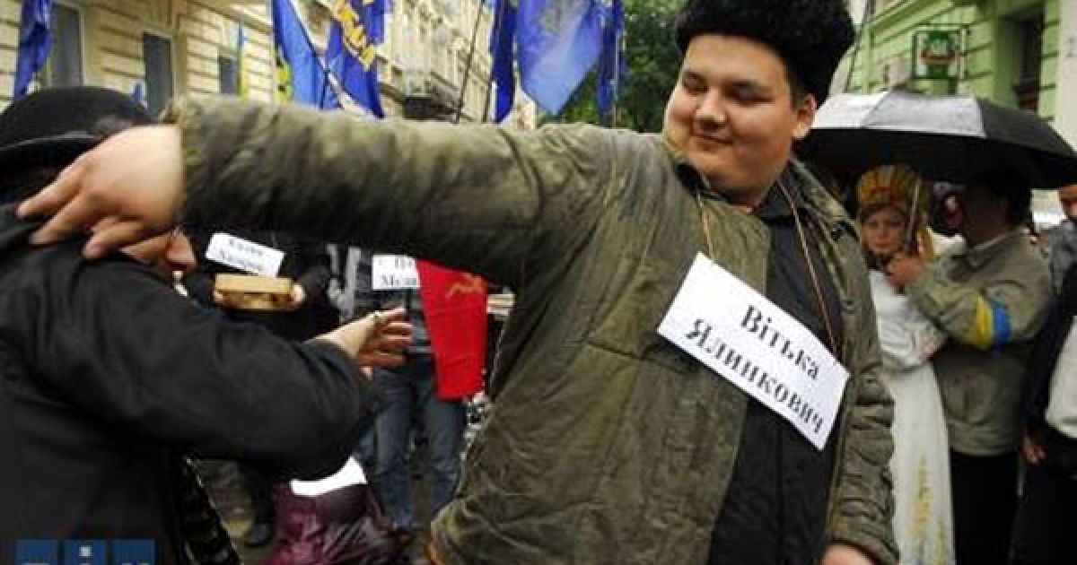 Актори співали: "Хохол Вітька на поклон к царю-батюшке прішол. Вот вам Крим, труба Вам &ndash; вот, завтра прададім народ". / © zik.com.ua