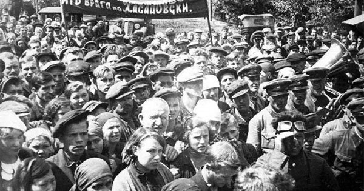 Мешканці Омська слухають повідомлення про напад фашистської Німеччини на СРСР, червень 1941 року.