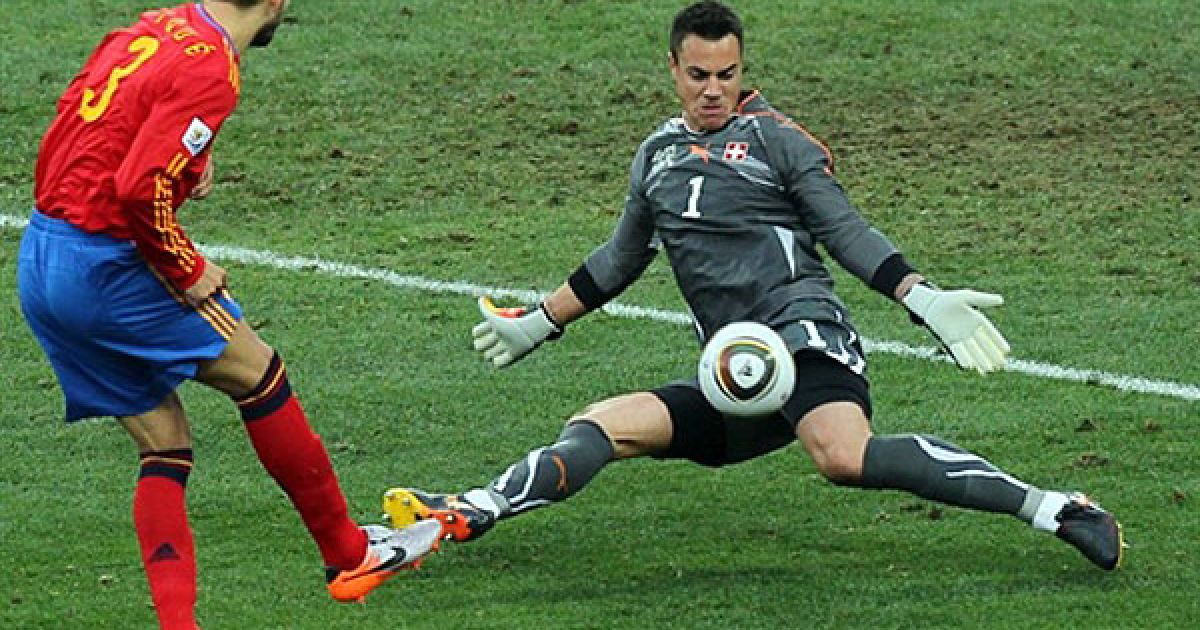 Бенальо відбиває удар Херарда Піке / © AFP