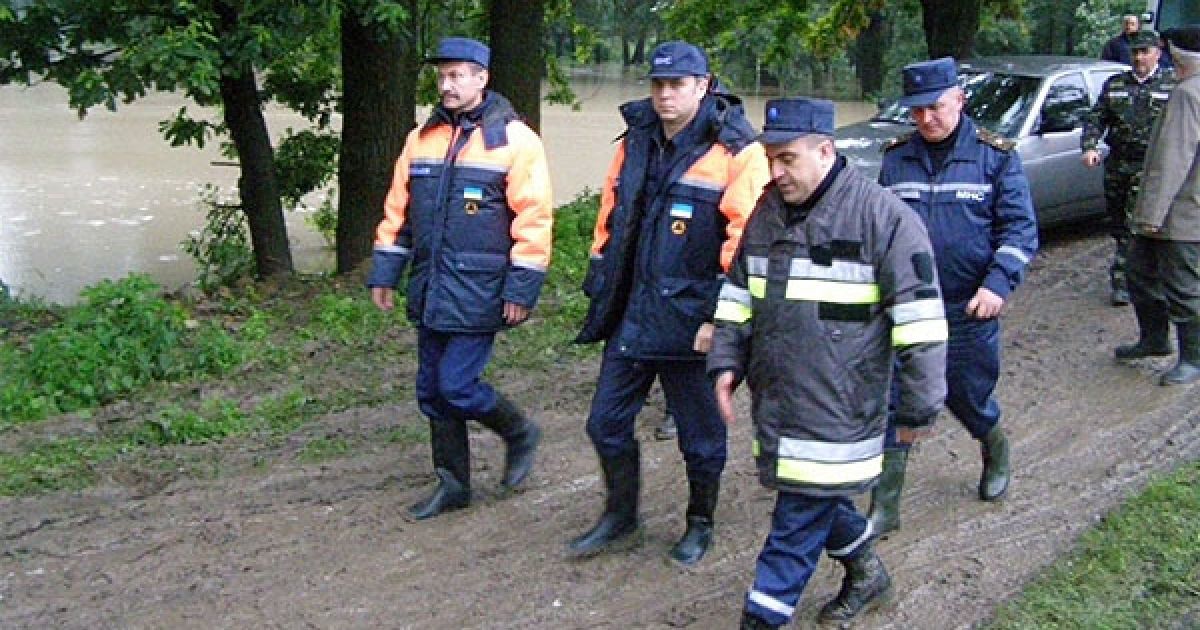 Надзвичайну ситуацію регіонального рівня оголосив у Чернівецькій області міністр надзвичайних ситуацій Нестор Шуфрич. / © МНС