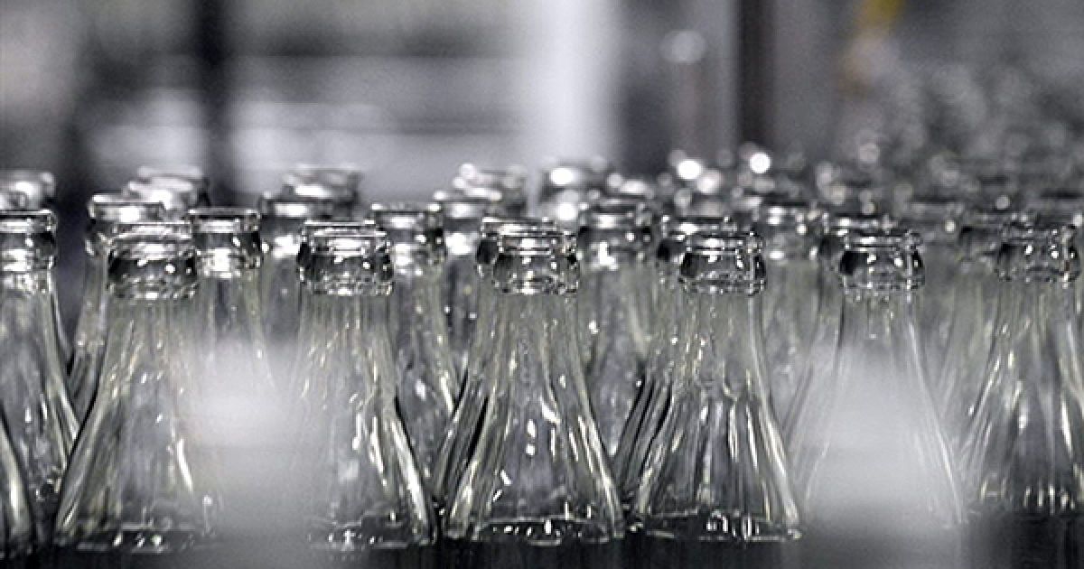 Порожні пляшки на конвеєрі заводу Coca-Cola Beverages у Кламарі, Франція. / © AFP