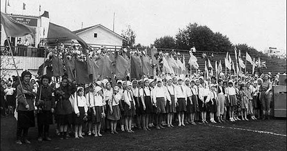 Урочиста шкільна лінійка з нагоди завершення навчального року, Молотов, 22 червня 1941 року.