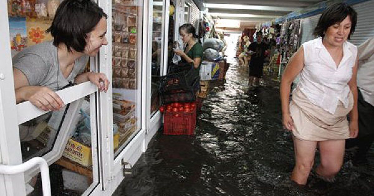 Вода затопила і підземний перехід біля станції метро "Позняки" / © УНІАН
