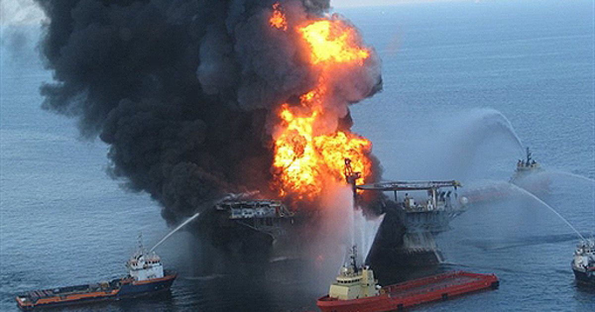 Рятувальні судна намагаються загасити пожежу на нафтовій платформі Deeper Horizon поблизу Нового Орлеана, яка здійнялася в наслідок вибуху. Службі берегової охорони вдалося врятувати 115 співробітників платформи. Ще 11 людей вважаються зниклими без вісти. / © AFP