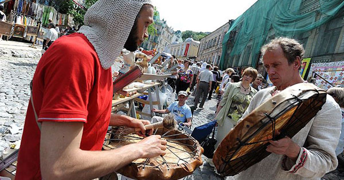 На Андріївському узвозі на честь Дня Києва провели святковий ярмарок. Фото PHL.com.ua / © PHL.com.ua