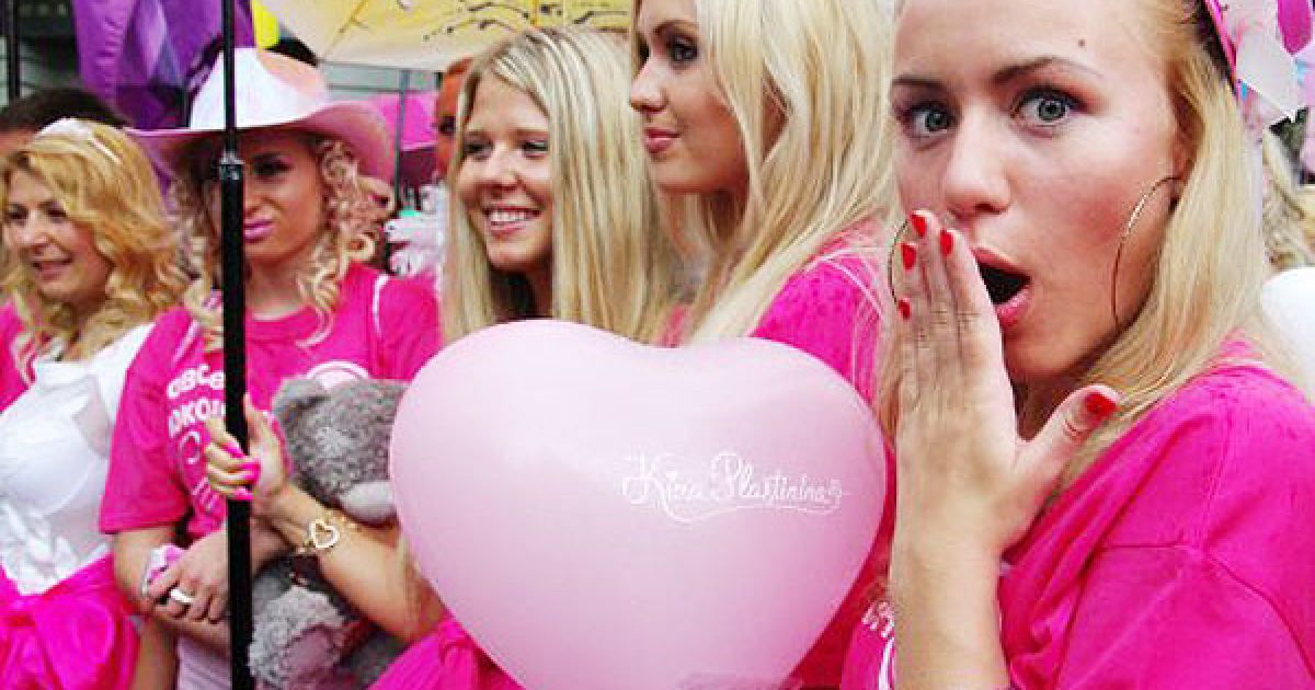 Парад білявок у Одесі провели на честь міжнародного дня білявок