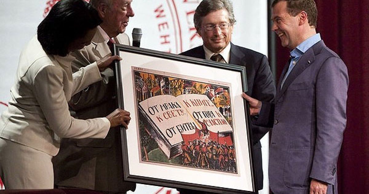 У Стенфордському університеті Джон Етчеменді, екс-держсекретарі США Кондоліза Райс і Джордж Шульц подарували Мєдвєдєву картину / © AFP