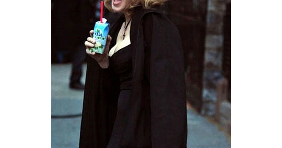 Мадонна з "авоською" в руках рекламувала Dolce&Gabbana / © Zimbio