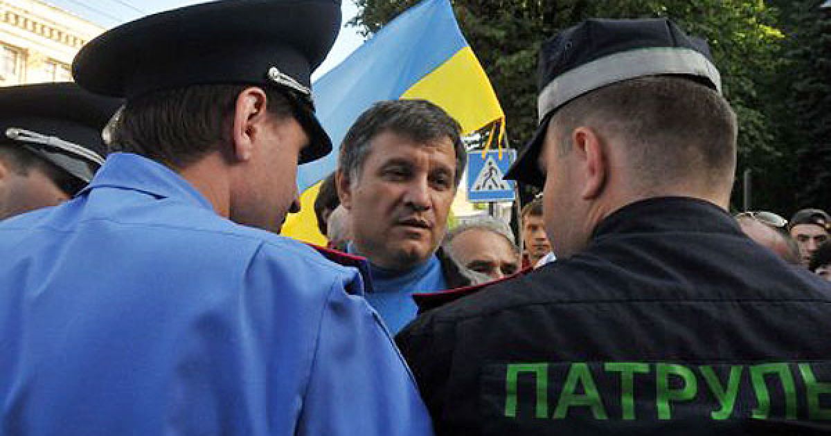 Екс-губернатор Харківської області Арсен Аваков просить міліцію пропустити противників вирубки дерев в парку ім. Горького до будівлі Харківської облради / © УНІАН
