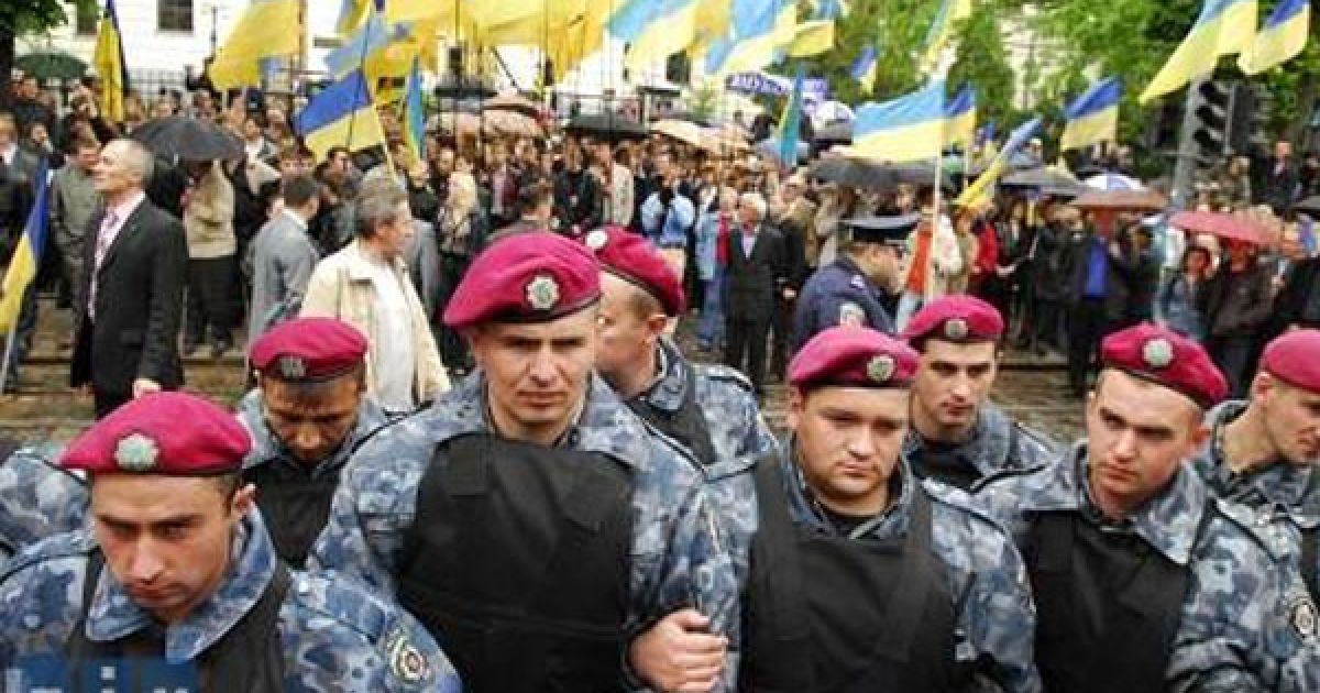 "Спочатку "Беркут" і міліція оточили свободівців та брутально відтіснили їх від проїжджої частини, а потім почали бити". / © zik.com.ua