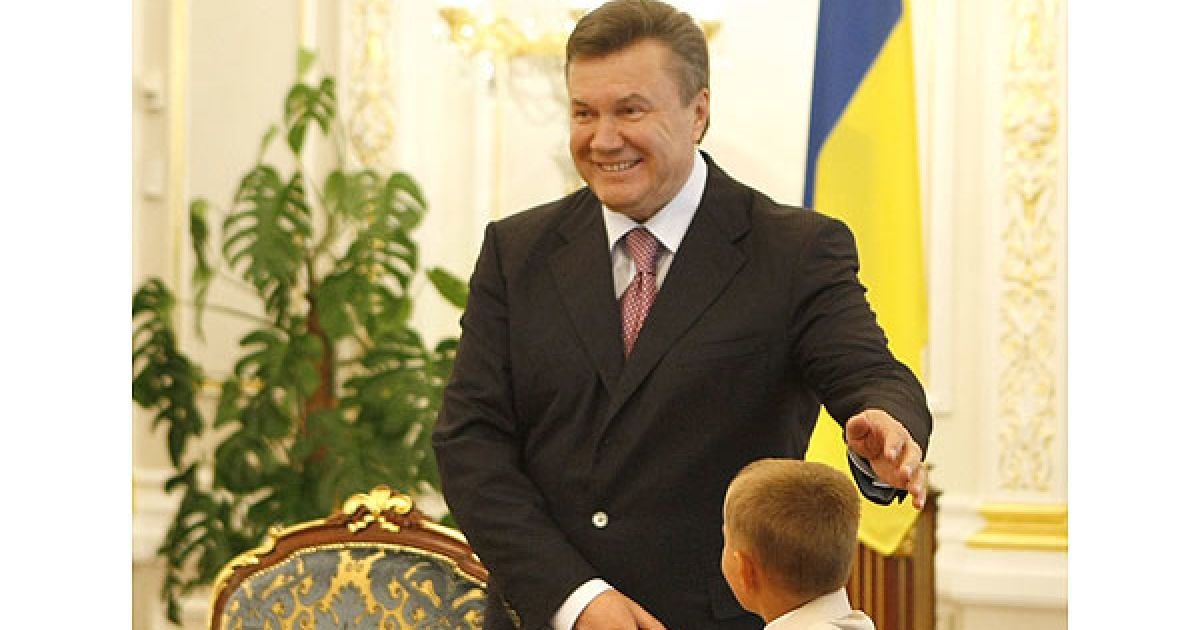 Згідно з Указом глави держави "за мужність і самовіддані дії, виявлені у врятуванні життя людей" медаллю "За врятоване життя" нагороджено 17 юнаків та дівчат віком від 8 до 20 років. / © President.gov.ua