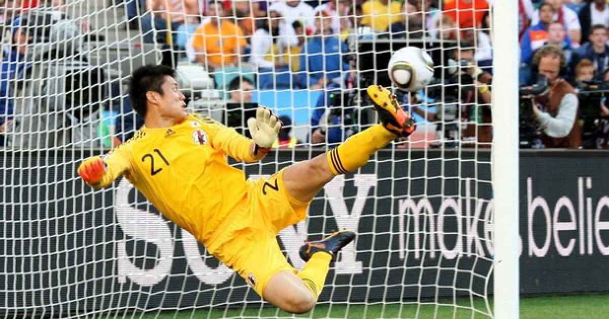 Кавашима не зміг захистити ворота від удару Снейдера / © AFP