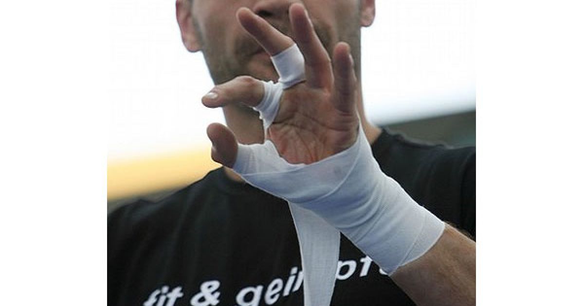 Віталій Кличко тайпує руки / © Getty Images/Fotobank