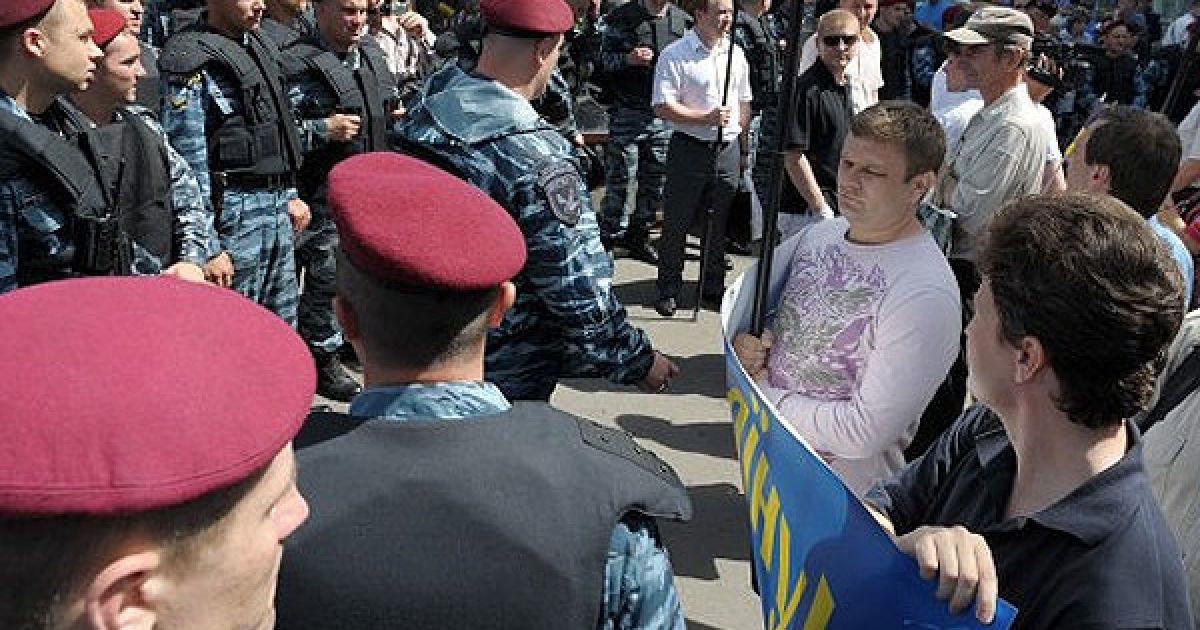 На місце, де раніше стояли активісти "За Україну", міліція підвела прихильників Партії регіонів. / © zaukrainu.org
