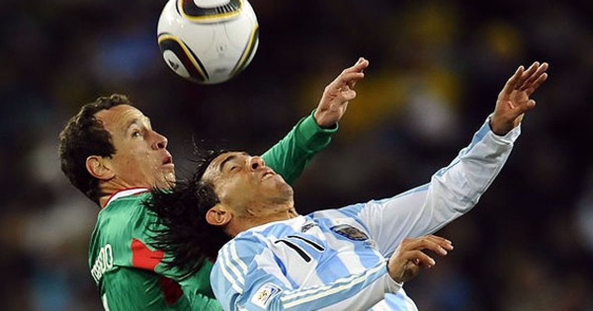 Карлос Тевес грає головою / © AFP