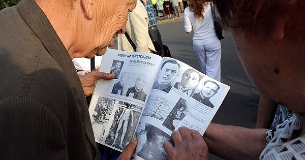 Окремі учасники акції латвійських націоналістів дійшли до монументу, де вони поклали до пам'ятника квіти і дали інтерв'ю журналістам.