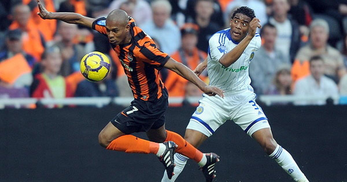 Фернандіньо ("Шахтар") і Бетао ("Динамо") ведуть боротьбу за м’яч. / © ФК "Шахтар"